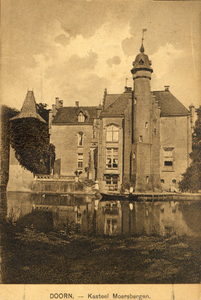 9327 Gezicht op de rechterzijde van het kasteel Moersbergen (Moersbergselaan 17) bij Doorn uit het westen.